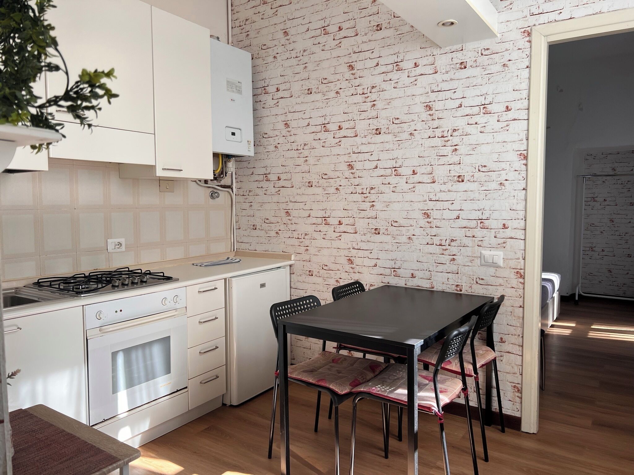 Lemari es besar, kompor, dan peralatan masak/sendok-piring