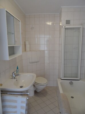 Combined shower/bathtub, hair dryer, towels, soap