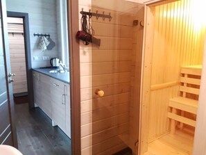 Dusch, regndusch, gratis toalettartiklar och hårtork