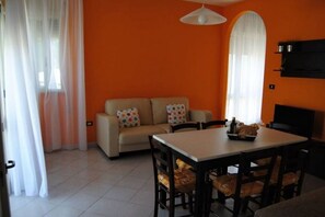 Villa, 2 Schlafzimmer | Wohnbereich | Flachbildfernseher