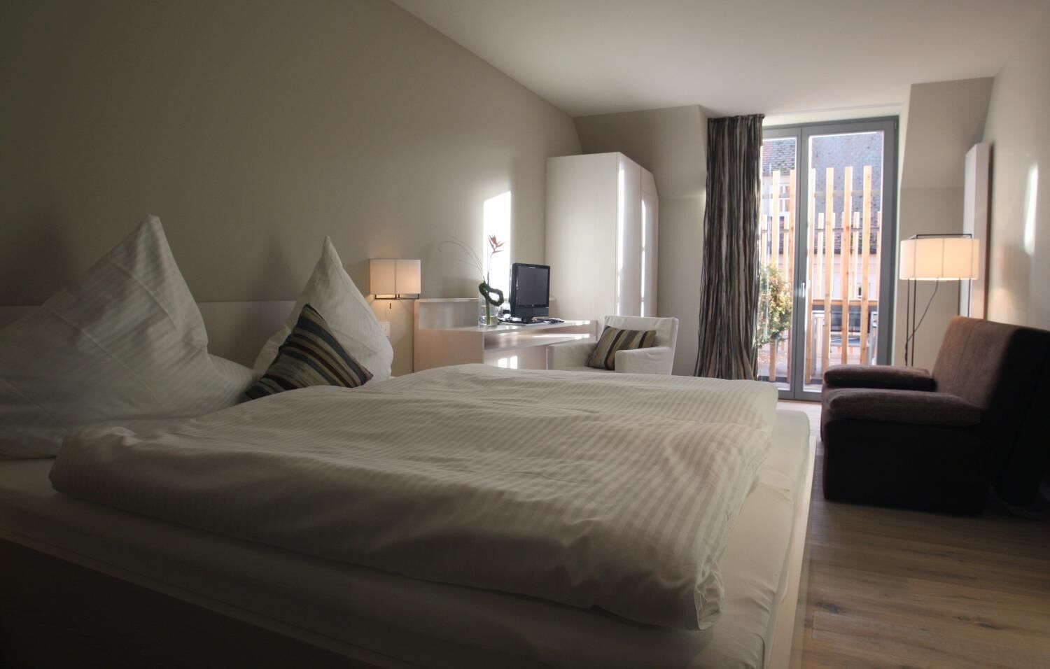 高档床上用品、办公桌、遮光窗帘、隔音