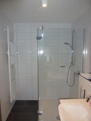 Dusche, kostenlose Toilettenartikel, Haartrockner, Handtücher
