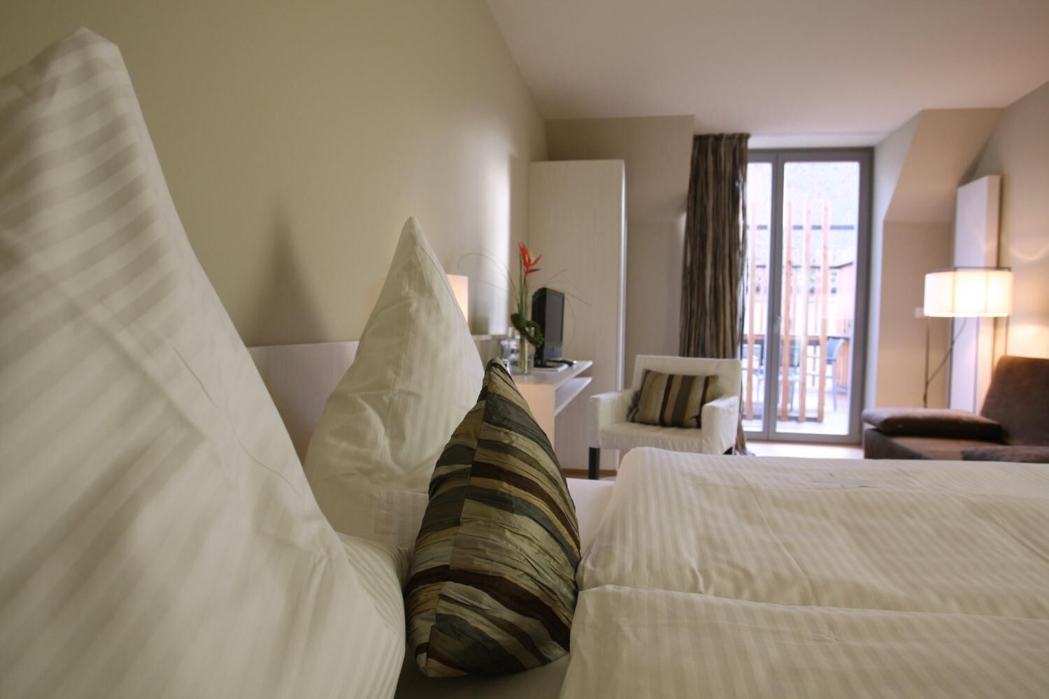 高档床上用品、办公桌、遮光窗帘、隔音