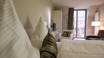 Premium-sengetĂžj, skrivebord, mĂžrklĂŠgningsgardiner, lydisolering