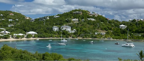 Beach nearby, sun-loungers, beach towels