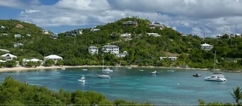 Poolside Paradise at Castaway Villa with new kitchen, baths, & Tesla batteries !