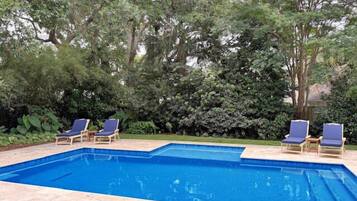 حمّام سباحة خارجي، حمّام سباحة مُدفَّأ