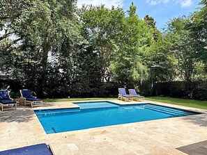 Utendørsbasseng og et oppvarmet basseng