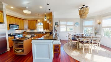 ثلاجة، ميكروويف، فرن، موقد طهي مسطح