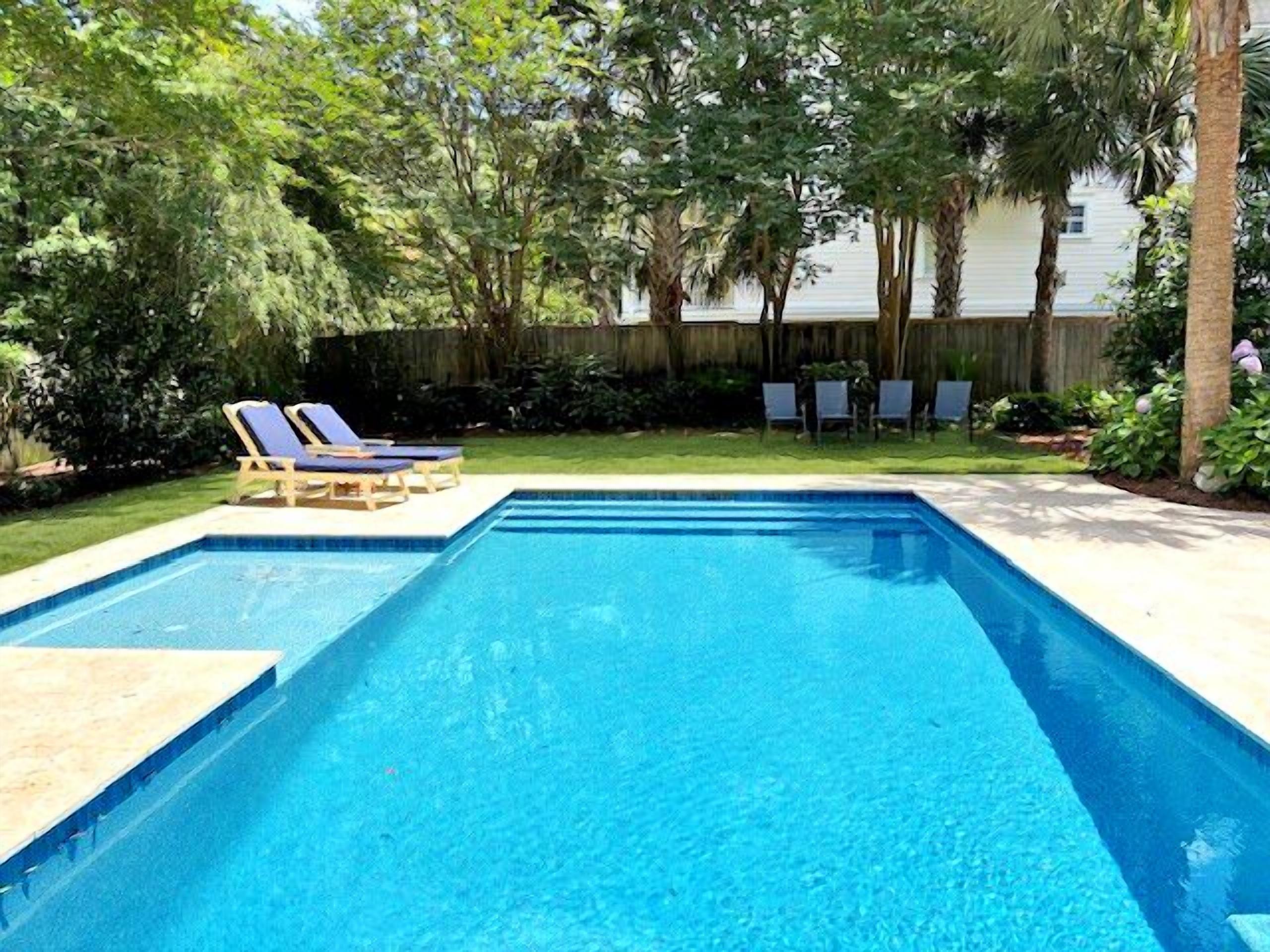 Een buitenzwembad, een verwarmd zwembad