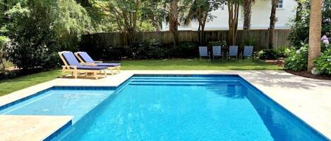 Een buitenzwembad, een verwarmd zwembad