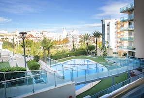 A residential building with a rooftop pool, green spaces, and a clear view of the cityscape. - Borumbot 8.0.3 Vista Piscina (Calpe)