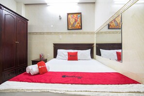 Desk, free WiFi, bed sheets - RedDoorz Plus near Tan Son Nhat Airport (Ho Chi Minh City)