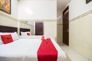 Desk, free WiFi, bed sheets - RedDoorz Plus near Tan Son Nhat Airport (Ho Chi Minh City)