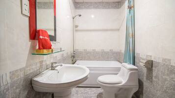 Family Room | Bathroom | Shower, free toiletries, towels