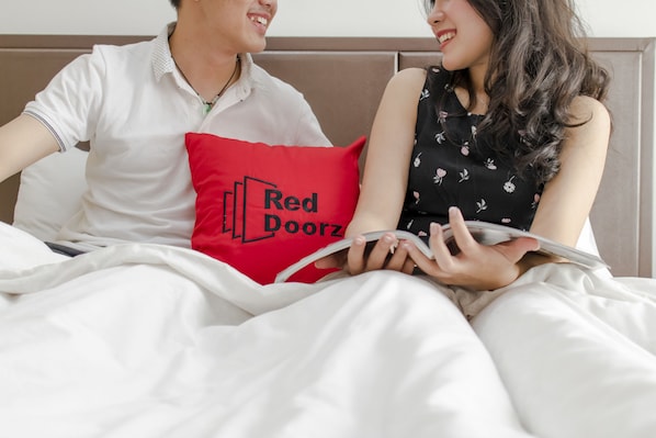 Standard Room | Desk, free WiFi, bed sheets - RedDoorz Plus near Tan Son Nhat Airport (Ho Chi Minh City)