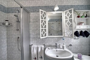 Studio | Bathroom | Shower, bidet, soap, shampoo - Logicasa Casa Ada Como Lake (Como)
