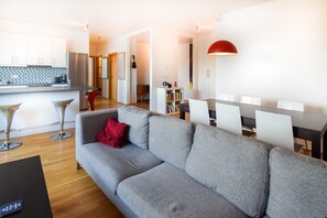 Apartamento Confort, 2 habitaciones, balcón (A15 - 143299) | Zona de estar | Una televisión de pantalla plana