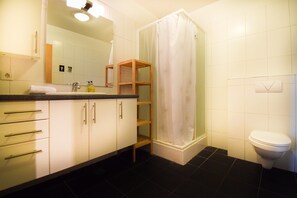 Comfort-Apartment, 2 Schlafzimmer, Balkon (A15 - 143299) | Badezimmer | Dusche, Haartrockner, Handtücher, Shampoo
