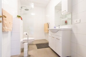 Comfort Apartment, 2 Bedrooms (131131) | Bathroom | Hair dryer, towels, shampoo - House B49 (Garðabær)