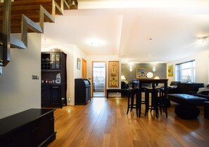 패밀리 하우스, 침실 5개, 온수 욕조, 강 전망 (135259) | 거실 공간 | TV