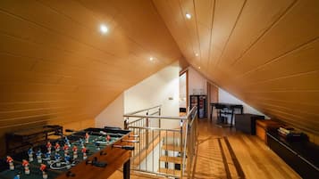 Nhà dành cho gia đình, 5 phòng ngủ, bồn tắm nước nóng, quang cảnh sông (135259) | Khu phòng khách | TV