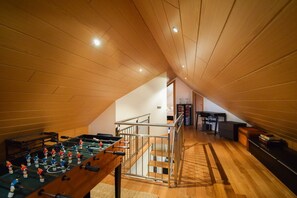 Nhà dành cho gia đình, 5 phòng ngủ, bồn tắm nước nóng, quang cảnh sông (135259) | Khu phòng khách | TV