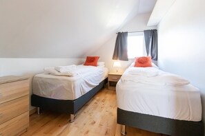 2 bedrooms, laptop workspace, cots/infant beds, bed sheets - Apartment F11 (Kópavogur)