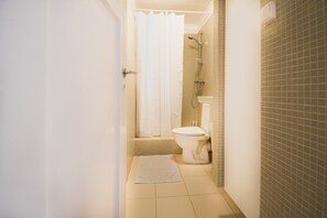 Apartment (145945) | Bathroom | Hair dryer, towels, shampoo - Apartment G4 (Reykjavik)