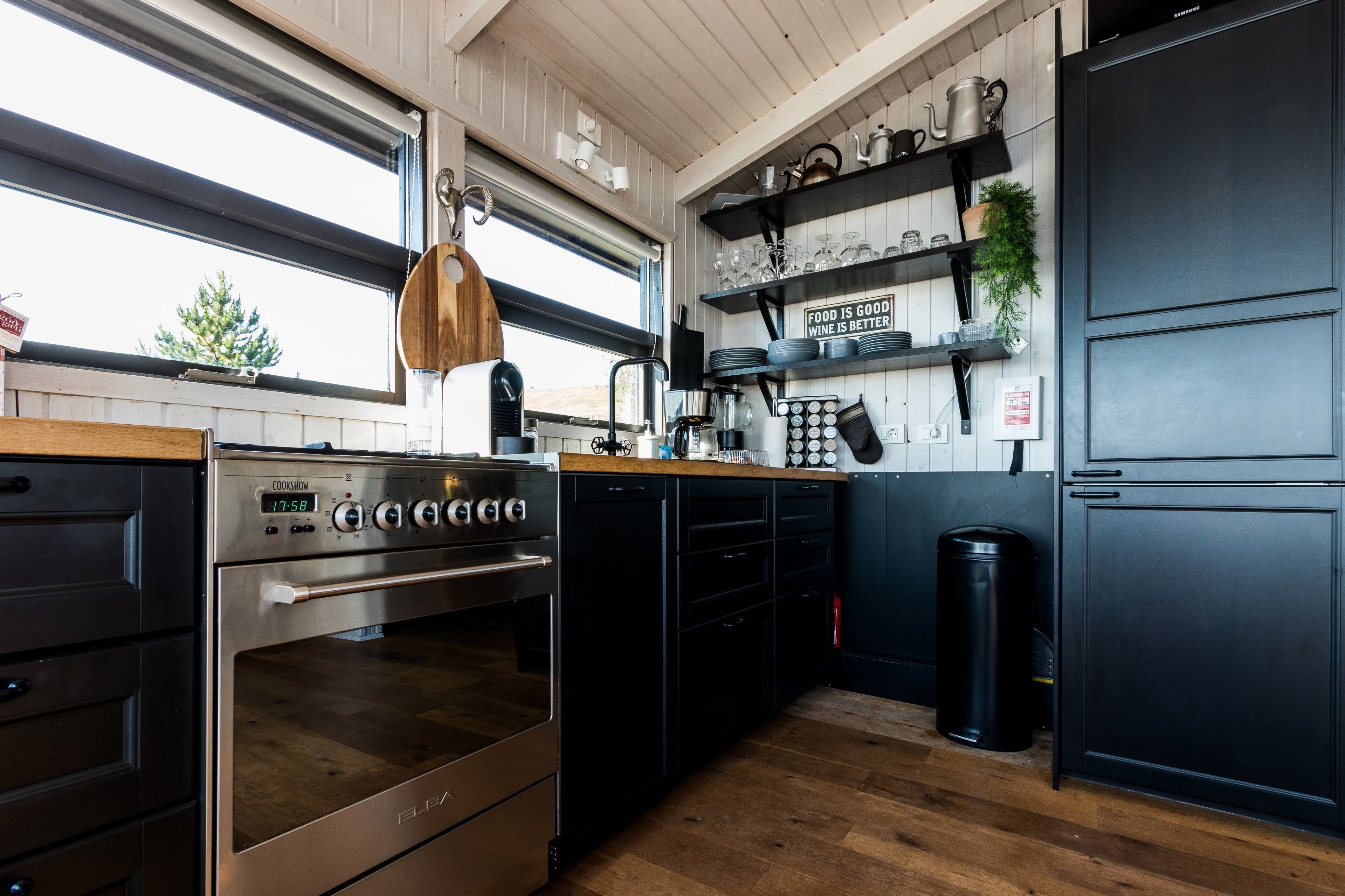 Full-size fridge, microwave, oven, stovetop