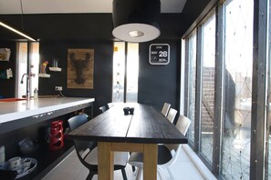 Luxury House, Balcony (122413) | In-room dining - Apartment L17 (Reykjavik)