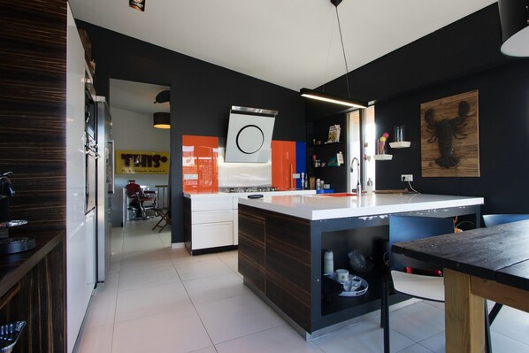 Luxury House, Balcony (122413) | Private kitchen | Full-size fridge, oven, stovetop, dishwasher - Apartment L17 (Reykjavik)
