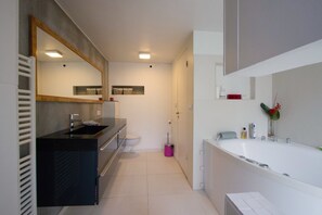 Luxury House, Balcony (122413) | Bathroom