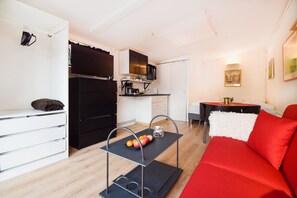 Estúdio conforto (145679) | Cozinha americana privada | Geladeira grande, micro-ondas, fogão, cooktop