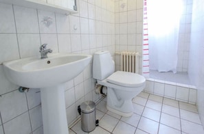 Appartement, 1 chambre (125250) | Salle de bain | Douche, séchoir à cheveux, serviettes fournies