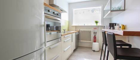 Apartment, 1 Bedroom (119866) | Private kitchen | Full-sized fridge, oven, stovetop, coffee/tea maker