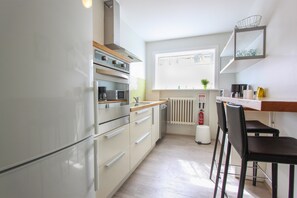 Appartement, 1 chambre (119866) | Cuisine privée | Grand réfrigérateur, four, plaque de cuisson, cafetière/bouilloire