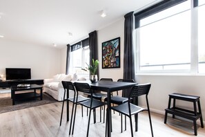 Apartment, 3 Bedrooms (126826) | In-room dining