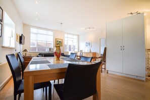 Apartment, 1 Bedroom (141469) | In-room dining