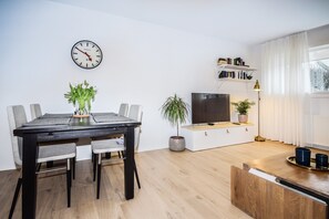 Apartment, 2 Bedrooms (170154) | In-room dining