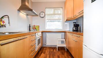 Geladeira grande, fogão, cooktop, lava-louças