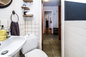 House, 3 Bedrooms (170762) | Bathroom | Hair dryer, towels, toilet paper