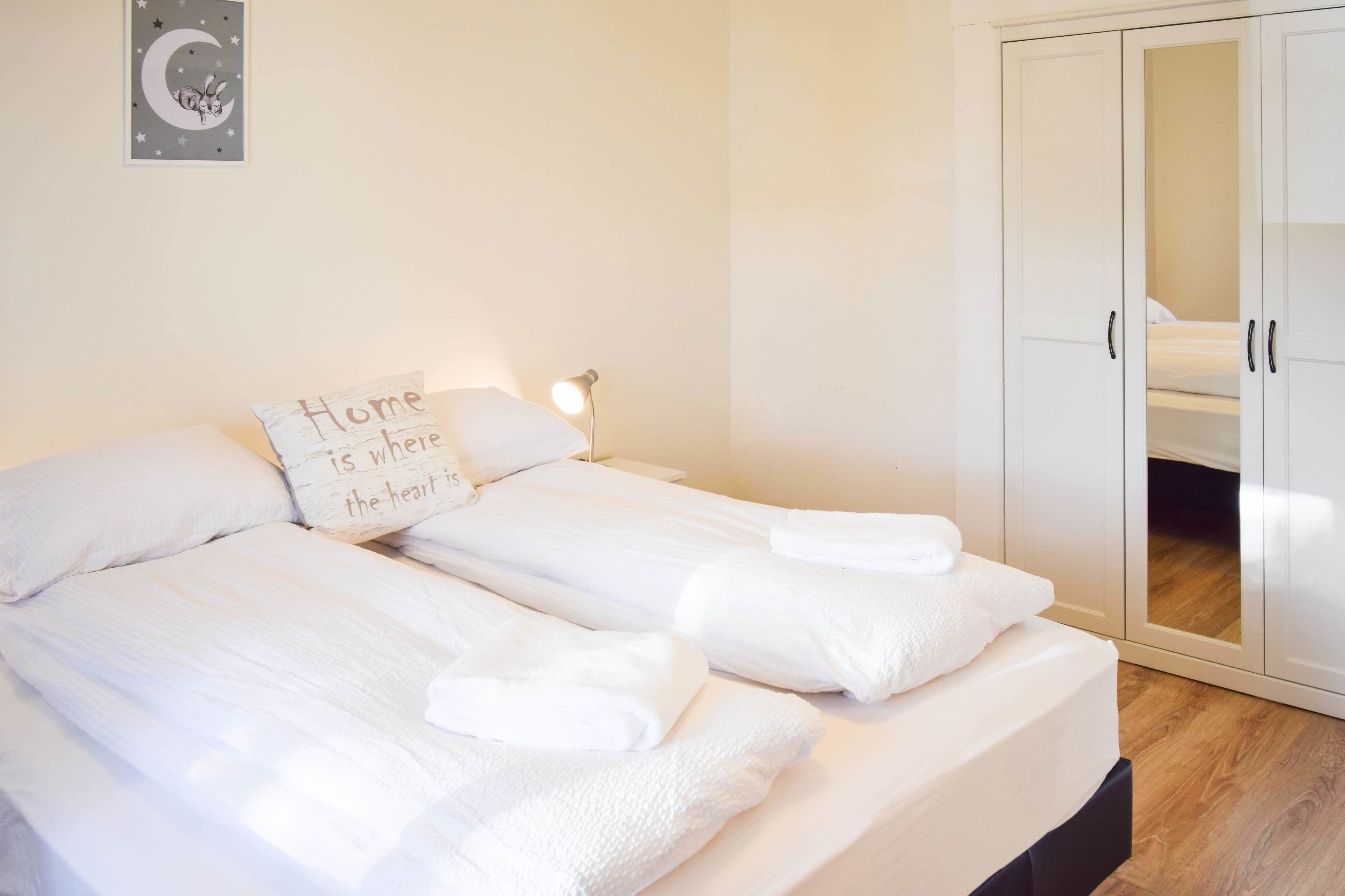 1 bedroom, cribs/infant beds, bed sheets