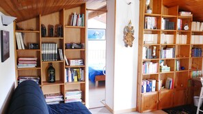 Suite, 2 Queen Beds, Garden View | Living area | Flat-screen TV - Chez Babeth (Toulouse)