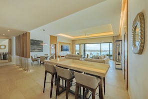 عناصر مجانية داخل الميني بار وخزنة داخل الغرفة وطراز فريد لكل وحدة ومكتب