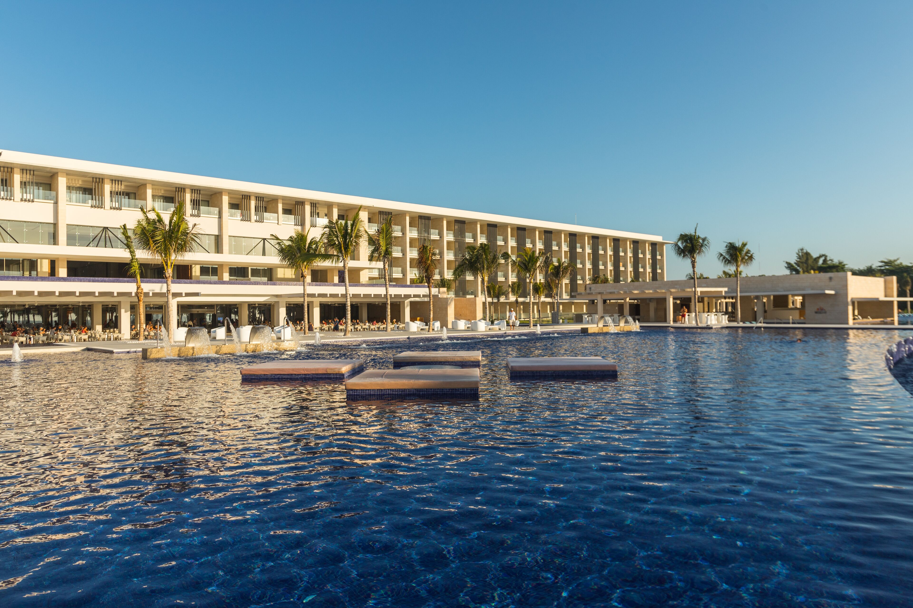 4 albercas al aire libre y camastros 