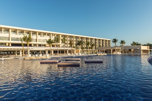 4 outdoor pools, pool loungers