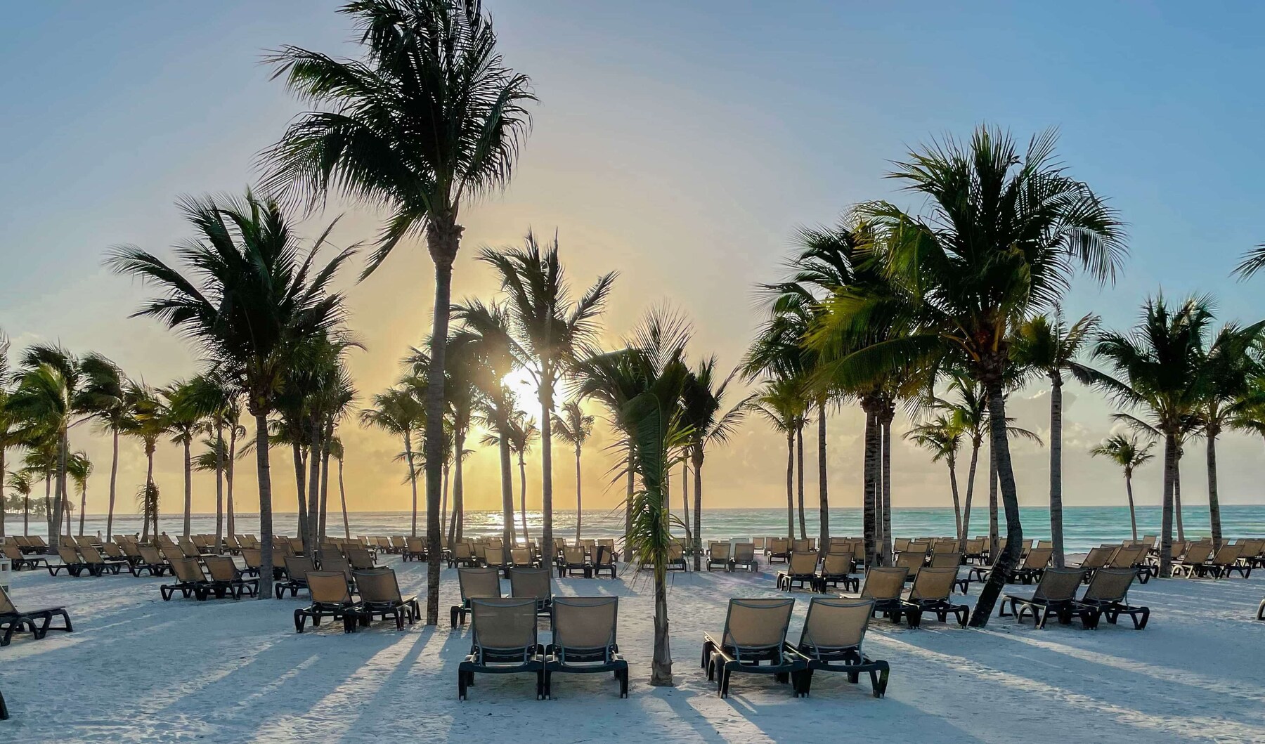 4 outdoor pools, sun loungers