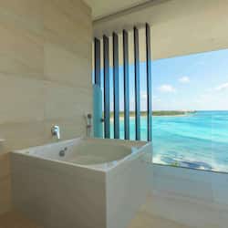 Junior Suite Ocean Front Premium Level | Bathroom | Combined shower/tub, hydromassage showerhead, free toiletries