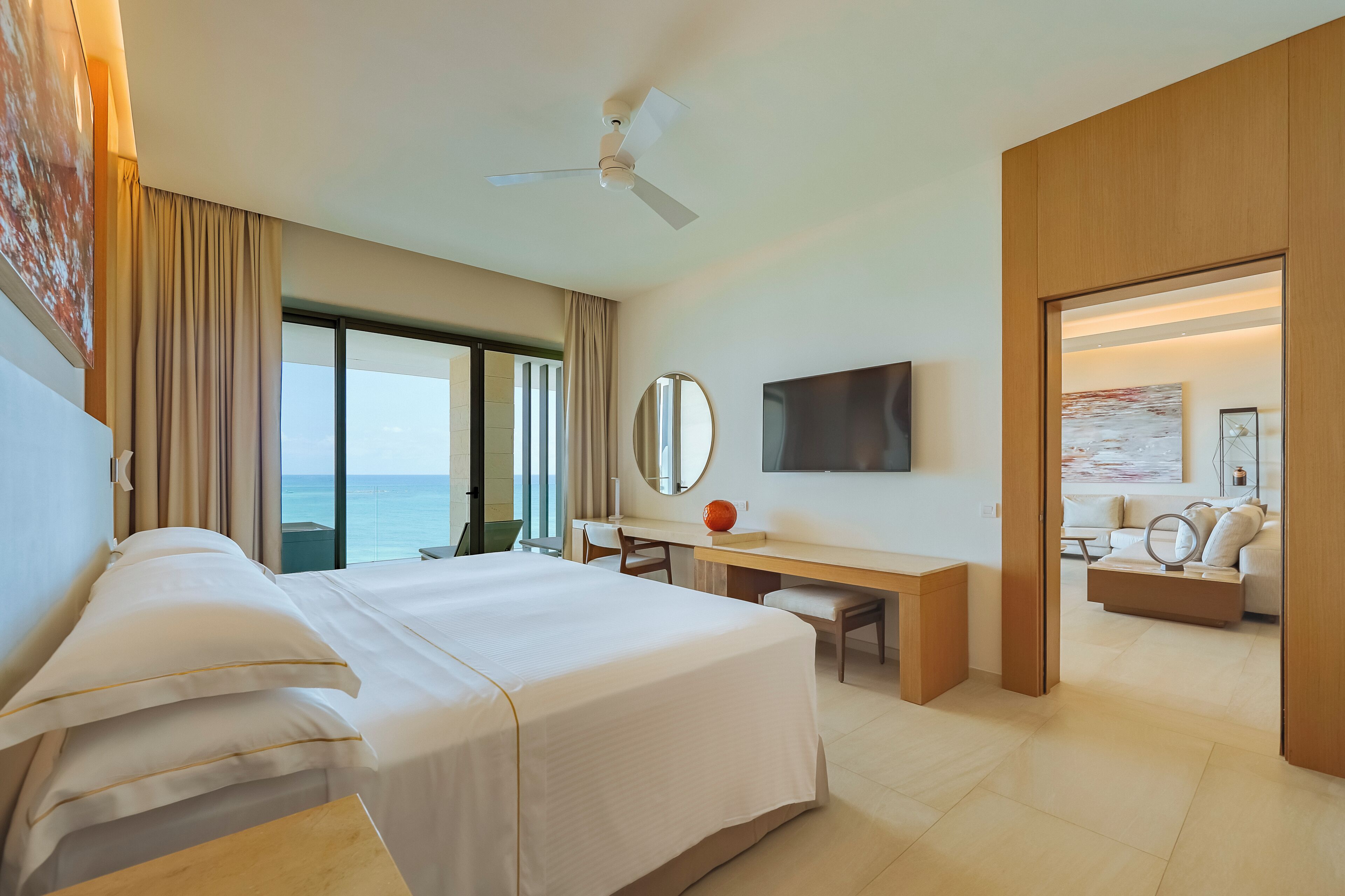Ein Hotelzimmer mit Bett, Schreibtisch und Fernseher.